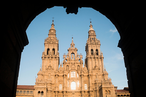 Vista frontal de la Catedral de Santiago de Compostela enmarcada por el arco photo