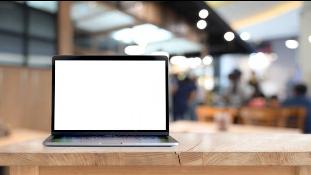 mock up portátil pantalla en blanco en la mesa de madera - escritorio fotografías e imágenes de stock