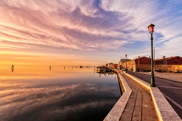 romantischer sonnenuntergang auf der lagune von venedig. insel pellestrina. - lido stock-fotos und bilder