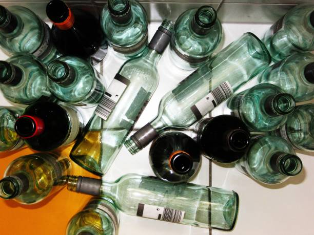 bottiglia di vino vuota 3 - alcohol consumption foto e immagini stock