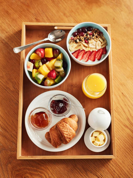 frühstück gibt den ton für den tag an - fruit salad fruit healthy eating making stock-fotos und bilder