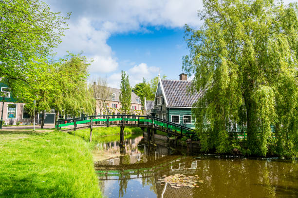 casas holandesas antigas e tradicionais da vila da exploração agrícola - zaanse schans bridge house water - fotografias e filmes do acervo