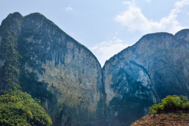 acantilado de montaña - hubei province fotografías e imágenes de stock