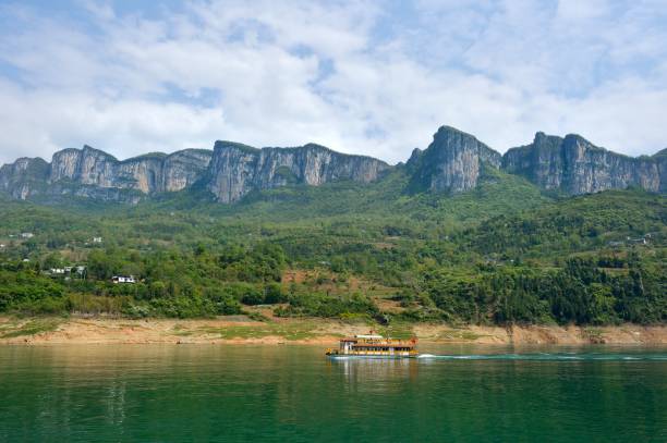 el yate navegaba en el río - hubei province fotografías e imágenes de stock