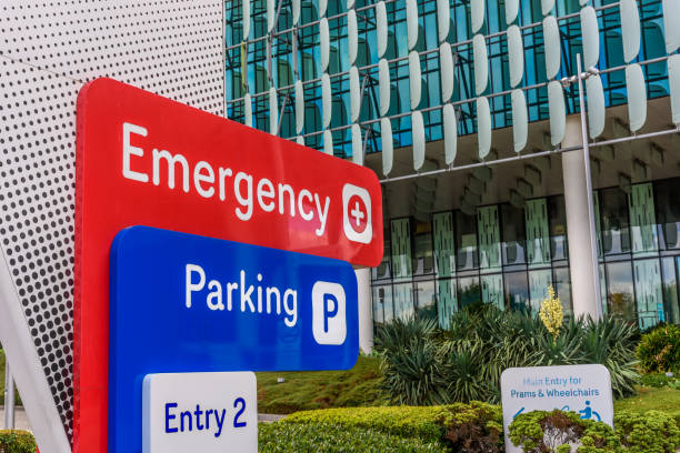 notrufzeichen - emergency room accident hospital emergency sign stock-fotos und bilder