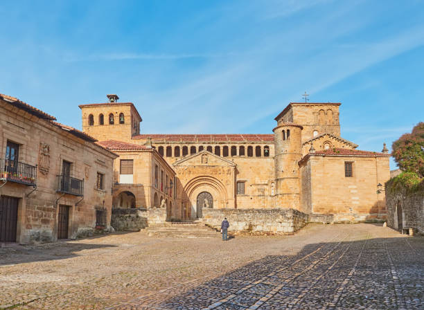 santillana del mar, españa. colegiata de santa juliana - cueva de altamira fotografías e imágenes de stock