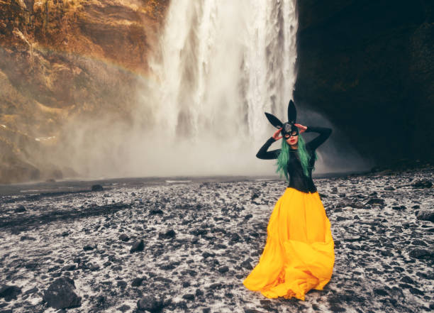 mulher fresca que levanta perto da cachoeira de skogafoss - fetish mask - fotografias e filmes do acervo