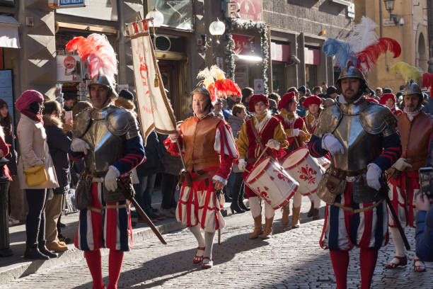 parada tradycji epiphany befana średniowiecznego festiwalu we florencji, toskania, włochy. - flag bearer zdjęcia i obrazy z banku zdjęć