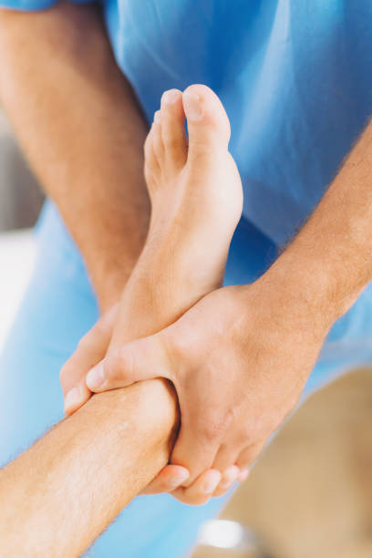 chiropraktyka regulacja stóp - reflexology massaging recovery sport zdjęcia i obrazy z banku zdjęć