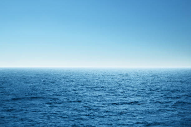 mare aperto blu. concetto di ambiente, viaggi e natura. - orizzonte immagine foto e immagini stock