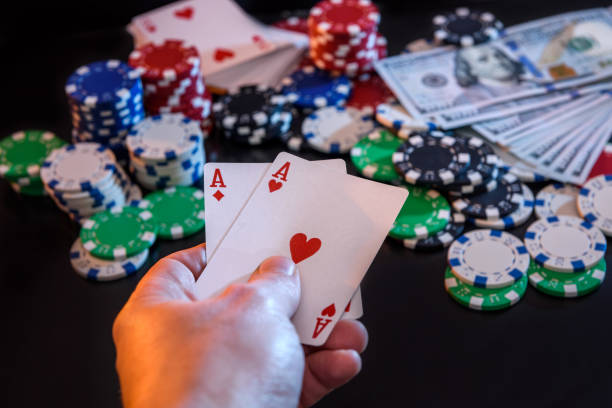 два туза в руке и азартные фишки в черном - pair of aces стоковые фото и изображения
