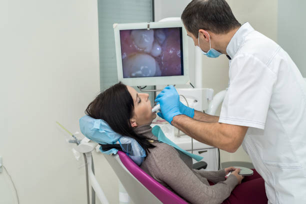 dentista que verific os dentes do paciente com a câmera no estomatologia - medical exam dental hygiene caucasian mask - fotografias e filmes do acervo