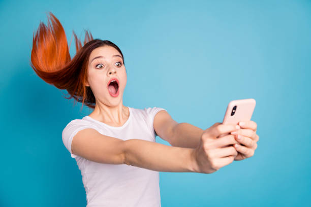 porträt von ihr sie schön schön schön fröhlich fröhlich verrückte lustige dame trägt weißes t-shirt macht selfie post isoliert auf hell lebendigen glanz blauen hintergrund - humor human face women grimacing stock-fotos und bilder