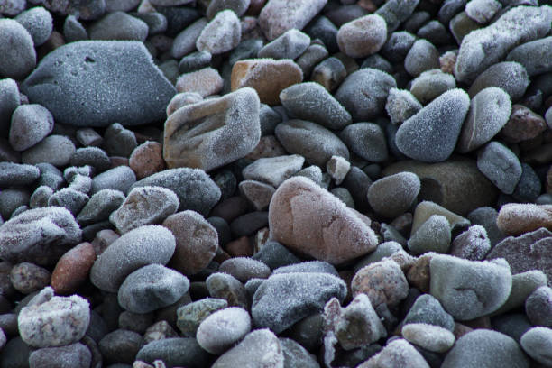 frostige steine - morecombe bay stock-fotos und bilder