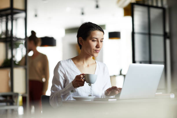 tworzenie sieci kontaktów w kawiarni - caucasian businesswoman pensive shirt zdjęcia i obrazy z banku zdjęć