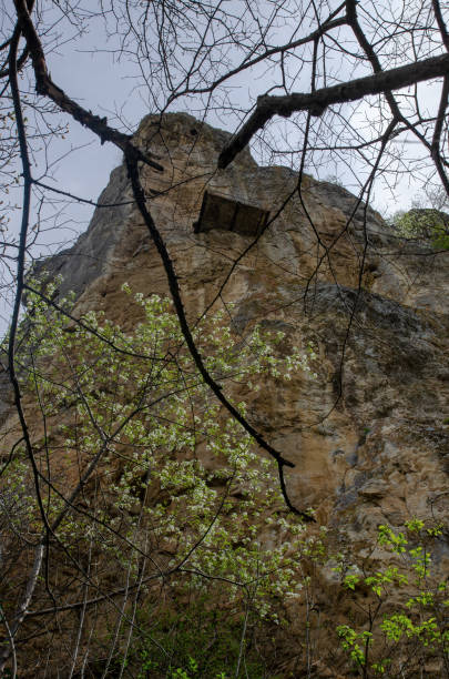 las iglesias excavadas en roca de ivanovo, bulgaria - rock hewn church fotografías e imágenes de stock