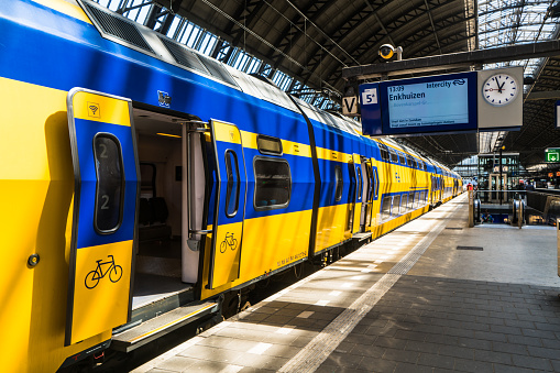 Tren amarillo holandés en la plataforma de la estación Amsterdam Centraal en la mañana. Centraal es la estación ferroviaria más grande de Ámsterdam, Países Bajos y un importante centro ferroviario nacional photo