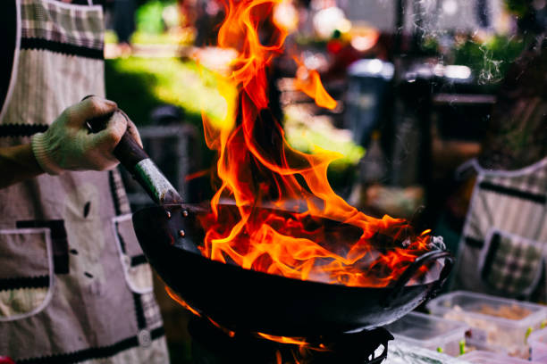 brûlures d’incendie dans la casserole - beef rice orange stir fried photos et images de collection