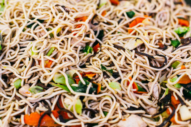 fideos con verduras y pollo - beef rice orange stir fried fotografías e imágenes de stock