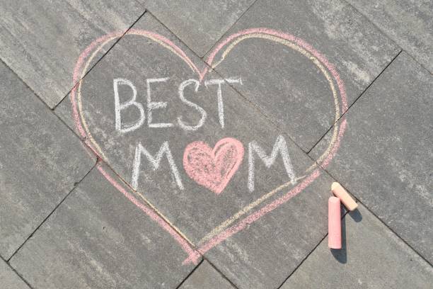 istock Text best mom written on gray sidewalk in crayons, mothers day 1148006524