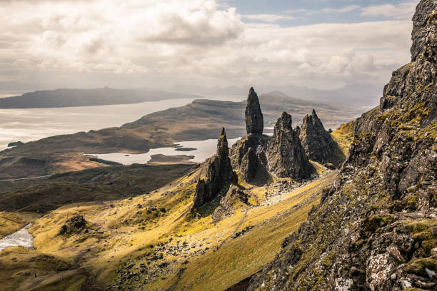 anciano de storr en escocia, isla de skye - rock pinnacle cliff mountain peak fotografías e imágenes de stock