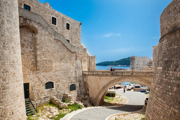 ploce gate at the beautiful dubrovnik city walls - ploce imagens e fotografias de stock