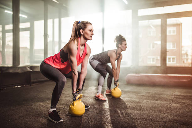 идеальная кросс-тренировка в тренажерном зале. - gym muscular build weights two people стоковые фото и изображения