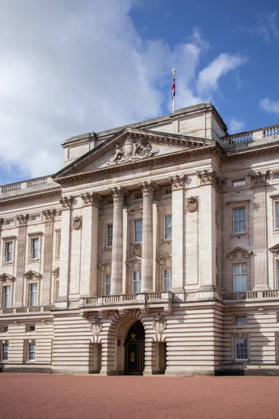 exterior do palácio de buckingham que mostra a parte central do edifício - 5659 - fotografias e filmes do acervo