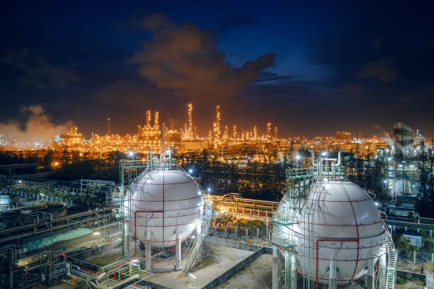 istock Oil and gas refinery 1148012176