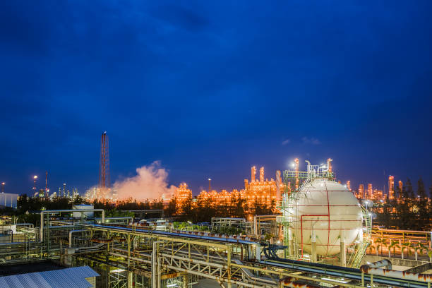istock Oil and gas refinery 1148012421
