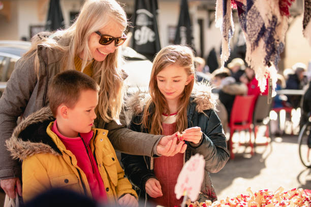 istock Family Exploring the Street Markets 1148015229