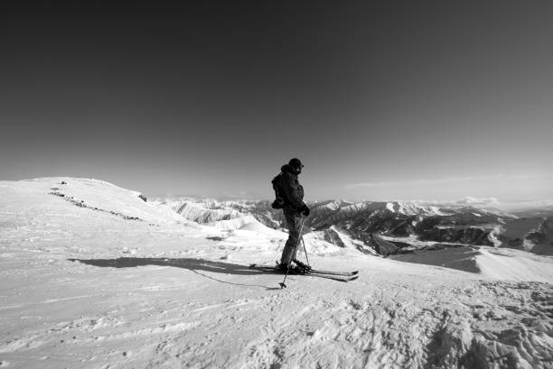 스노 위 스키 슬로프 꼭대기에 있는 스키어 - clear sky ski footpath snow 뉴스 사진 이미지