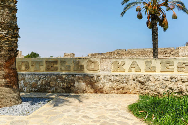 壁に碑文オセロ城。ファマグスタ、北キプロス。 - board game piece 写真 ストックフォトと画像