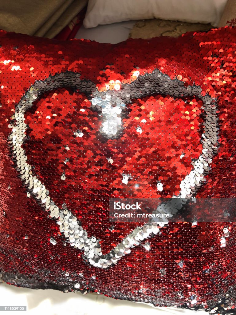 Hình Ảnh Đệm Trái Tim Tình Yêu Màu Bạc Và Đỏ Với Hoa Văn Thiết Kế ...