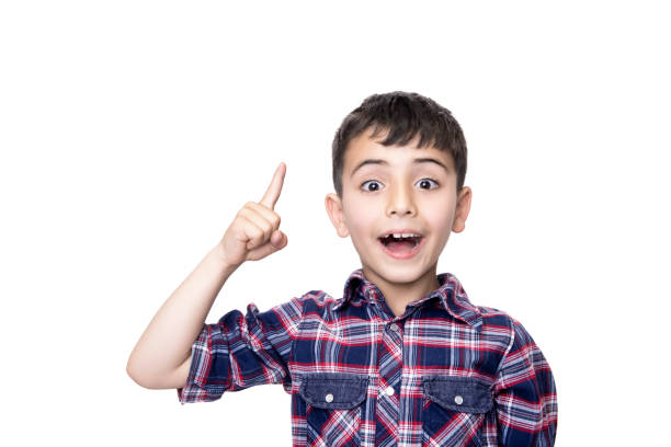 retrato de un niño excitado apuntando sobre fondo blanco - arms raised pointing inspiration ideas fotografías e imágenes de stock