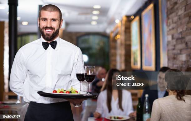 Professioneller Kellner Mit Serviertablett Für Restaurantgäste Stockfoto und mehr Bilder von Kellnerberuf