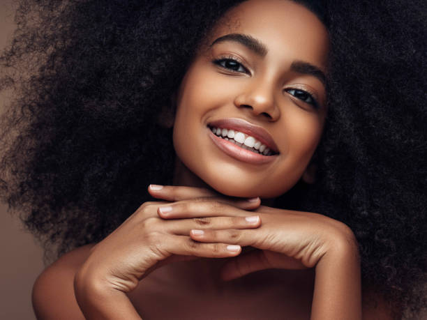 hermosa chica sonriente con peinado rizado - beautiful teeth fotografías e imágenes de stock