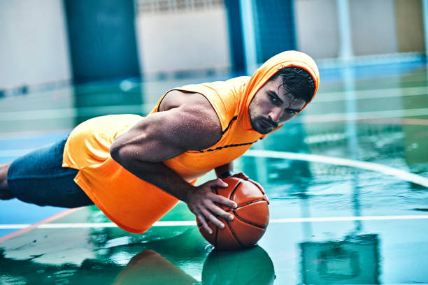 man exercising on a rainy day - basketball sport storm star imagens e fotografias de stock