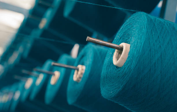 繊維工場で産業ワーピングマシンの着色された糸スプール - cotton textile material industry ストックフォトと画像