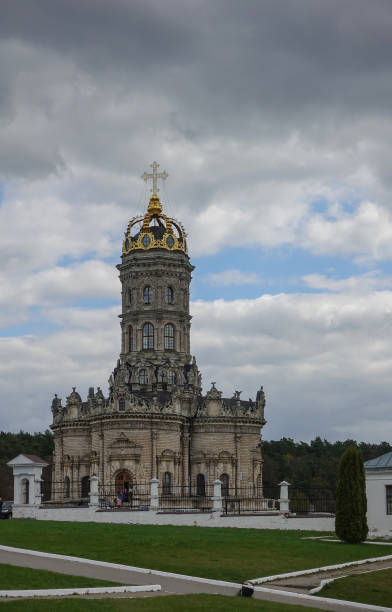 widok zewnętrzny na kościół świętej dziewicy w kościele dubrovitsy znamenskaya w regionie podolsk moskwa, rosja - podolsk zdjęcia i obrazy z banku zdjęć