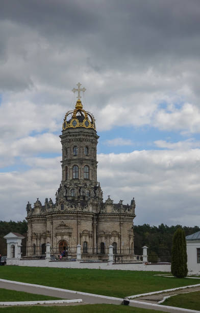 внешний вид на храм покрова богородицы в дубровицкой церкви в подольске московской области, россия - podolsk стоковые фото и изображения