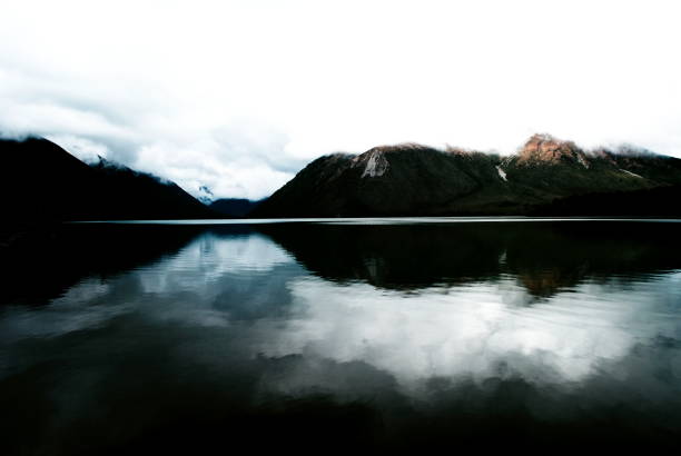 misty lake-scape odbicie - mountain scape zdjęcia i obrazy z banku zdjęć
