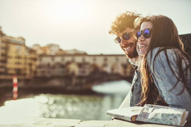 フィレンツェの観光客のカップル, イタリアの周りを旅 - city break ストックフォトと画像