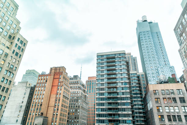 new york city, usa stadtbild skyline dachgebäude wolkenkratzer in nyc herald square midtown vintage-ansicht - garment stock-fotos und bilder