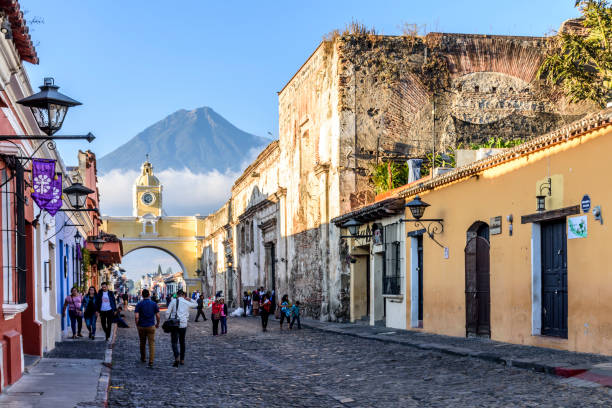 arco de santa catalina, ruinas y volcán de agua, antigua, guatemala - santa catalina monastery fotografías e imágenes de stock