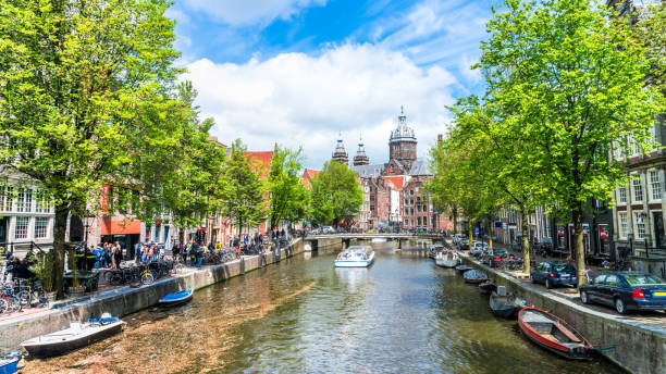 casas típicas holandesas y casa flotante - amsterdam canal netherlands dutch culture fotografías e imágenes de stock