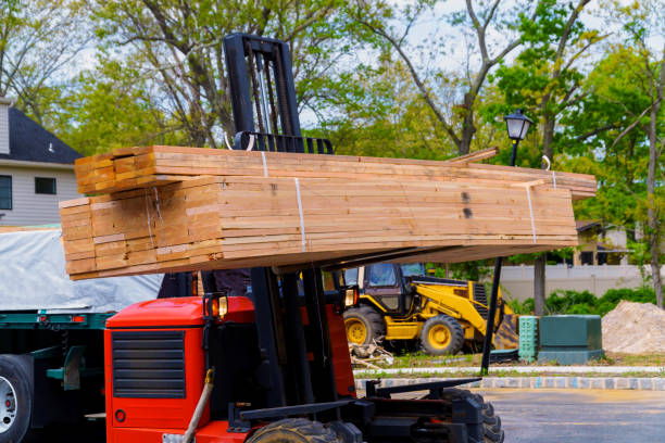 погрузчик на конструкции готовится к строительным частям - forklift picking up pallet hydraulic platform стоковые фото и изображения