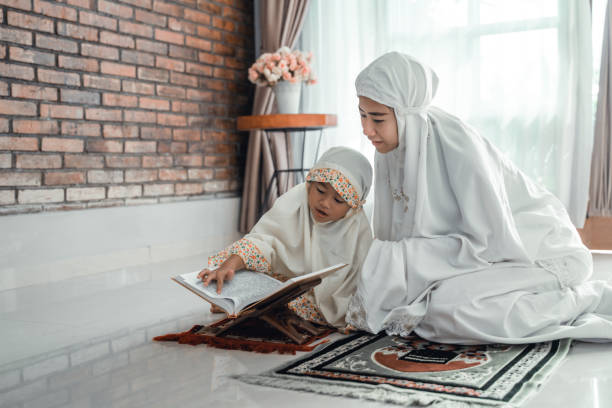 엄마와 아이가 꾸 란을 읽고 - islam koran allah book 뉴스 사진 이미지
