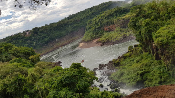 el iguazú cae en argentina y brasil, sudamérica - iguacu falls argentina tropical rainforest rainbow fotografías e imágenes de stock