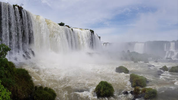 o iguaçu cai na argentina e brasil américa do sul - tropical rainforest waterfall rainbow iguacu falls - fotografias e filmes do acervo